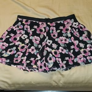 EUC Lauren Conrad shorts, floral, lined size 2